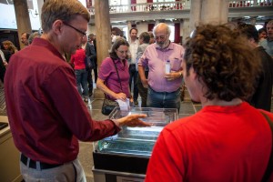 Er was een tentoonstelling met verschillende wetenschappelijke opstellingen gerelateerd aan het onderzoek op CERN. Foto: Hanne Nijhuis.