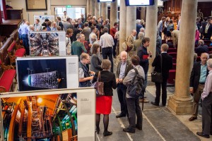  Genodigden ontmoeten elkaar voor de start van het symposium. Foto: Hanne Nijhuis. 